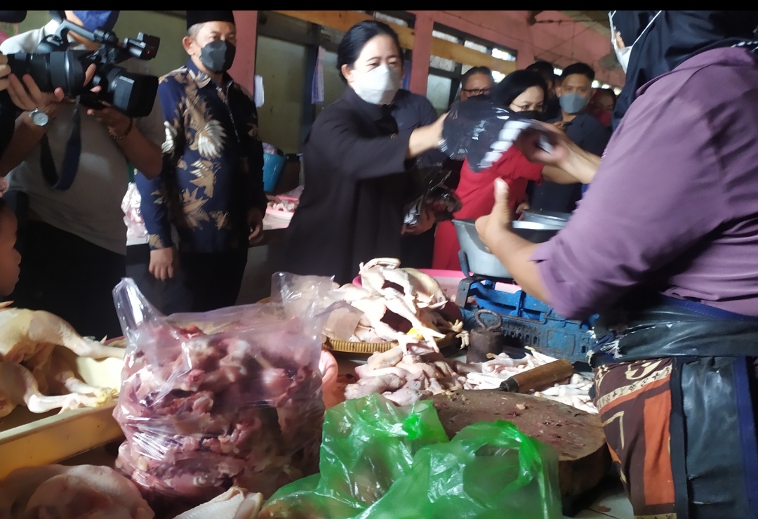 Blusukan ke Pasar Jungke Karanganyar, Puan Maharani Borong Bakso dan Bagi-bagi Kaos