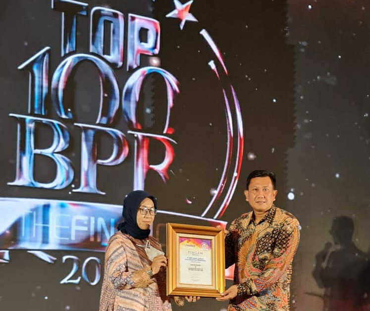 Terima Penghargaan 100 TOP BPR 2022, Haryono : Ini Menunjukkan Bank Daerah Karanganyar Profesional, Transparan, dan Akuntable